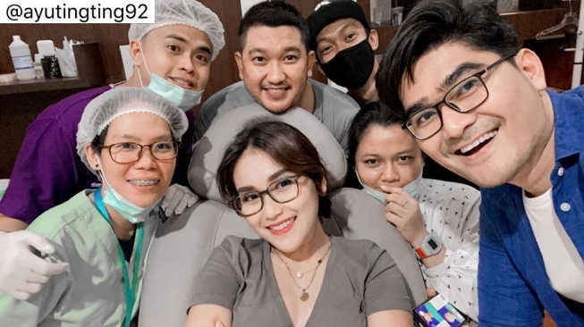 Potret kedekatan Ayu Ting Ting dan Brata Kartasasmita. [Instagram/@bratakartasasmita]