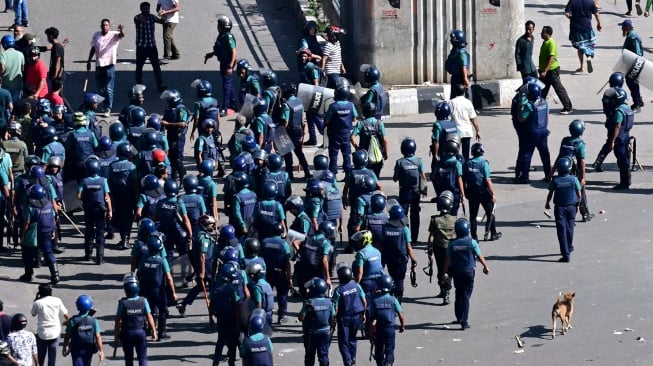 Polisi Bangladesh mencoba membubarkan Mahasiswa Antidiskriminasi selama bentrokan dengan polisi di Dhaka, Bangladesh, Minggu (4/8/2024). [Munir UZ ZAMAN / AFP]