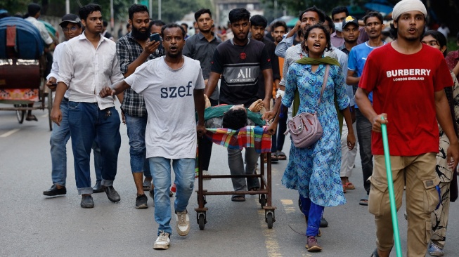 Para demonstran membawa jenazah seorang mahasiswa saat berunjuk rasa di Dhaka, Bangladesh, Minggu (4/8/2024). [Mahmud Zaman Ovi / AFP]