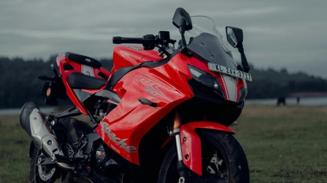 TVS Apache RR 310. (Pexels/Jisso Heby)