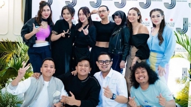 Momen Menarik Artis bareng MS Glow (Instagram/@juragan_99)