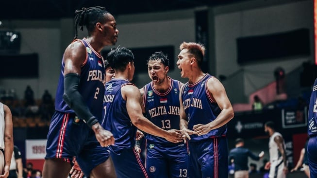 Ekspresi para pemain Pelita Jaya saat menghadapi Satria Muda dalam game ketiga final Indonesia Basketball League (IBL) 2024, Minggu (3/8/2024). [Dok. IBL/Istimewa]