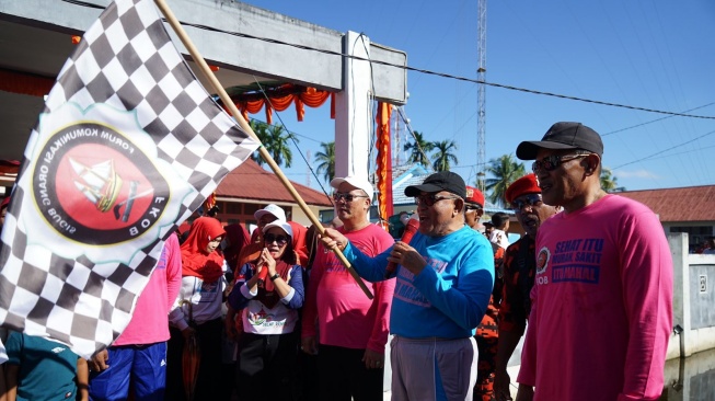 Rusman Ali membuka dan mengikuti jalan sehat bersama ribuan masyarakat Teluk Pakedai (Foto.Ist)