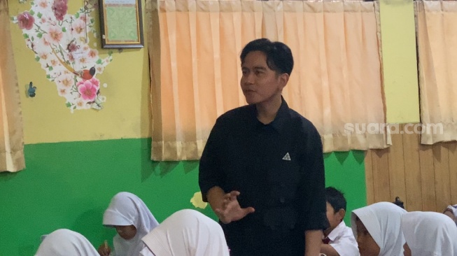 Gibran Uji Coba Makan Bergizi Gratis Di SDN 4 Tangerang, Siswa Disuguhi Menu Nasi Telur Dan Susu Kemasan