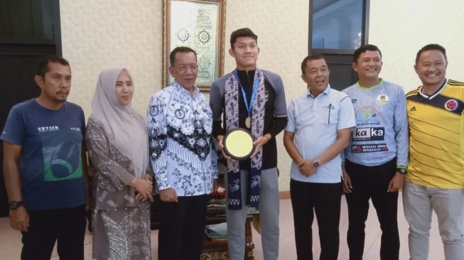 Pulang Kampung, Kiper Timnas U-19 Ikram Alghifari Sambangi Rumah Bupati Pesisir Selatan, Ada Apa?