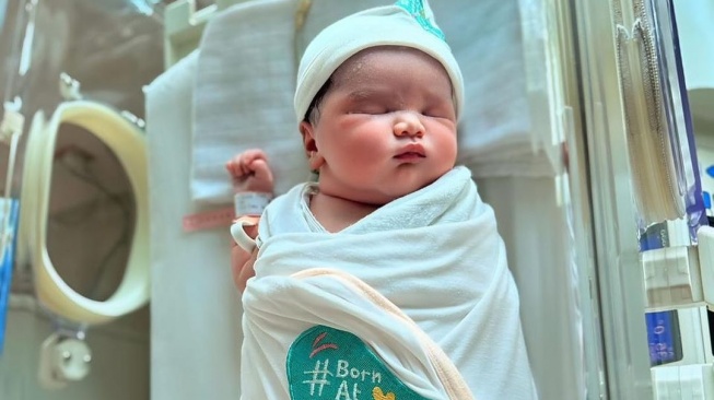 Potret Baby Zeya Anak Tengku Dewi Putri. (Instagram/tengkudewiputri_tdp)