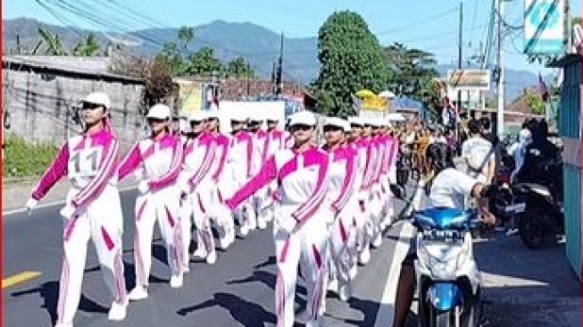 Momen Langka, Gerak Jalan Berbarengan Ngaben di Bali