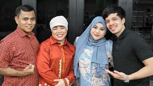 Haji Faisal (kiri) dan Atta Halilintar (kanan) bersama dengan istri masing-masing [Instagram]