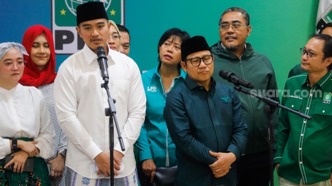 Ketua Umum PSi Kaesang Pangarep  bersama dengan Ketua Umum PKB Muhaimin Iskandar saat bertemu di Kantor DPP PKB, Jakarta, Selasa (6/8/2024). [Suara.com/Alfian Winanto]