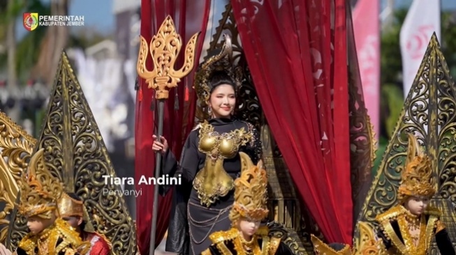 Gaya Artis di Jember Fashion Carnaval 2024 (Instagram/@dinas_kominfo_kab_jember) 