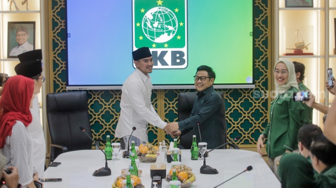 Ketua Umum PSI Kaesang Pangarep (kiri) bersalaman dengan Ketua Umum PKB Muhaimin Iskandar saat bertemu di Kantor DPP PKB, Jakarta, Selasa (6/8/2024). [Suara.com/Alfian Winanto]