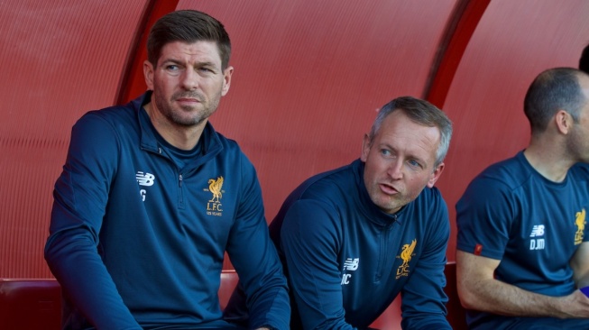 Pelatih Blackpool Neil Critchley [kanan] bersama dengan legenda Liverpool, Steven Gerrard [theanfieldwrap.com]