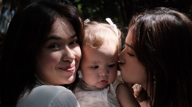 Potret Syifa Hadju dan Rebecca Klopper ketika bersama anak Jennifer Coppen (Instagram/syifahadju)