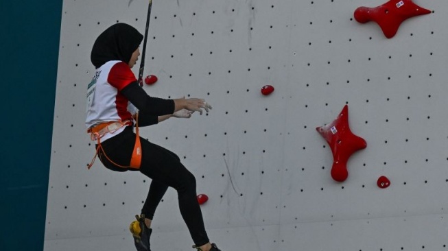 Atlet panjat tebing putri Indonesia Rajiah Sallsabillah turun menggunakan tali usai bertanding dengan atlet Spanyol Romaro Perez saat mengikuti kualifikasi nomor speed putri Olimpiade Paris 2024 di Le Bourget Climbing Venue, Paris, Prancis, Senin (5/8/2024). ANTARA FOTO/Wahyu Putro A/nz. (ANTARA FOTO/WAHY PUTRO A)