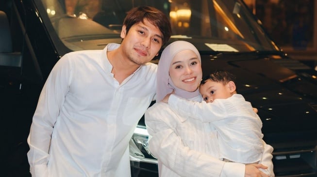 Lesti Kejora dan Rizky Billar bersama putranya, Levian. [Instagram]