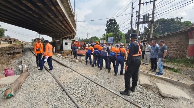 Rawan Kecelakaan, Perlintasan Liar di Kolong Flyover Natar Ditutup