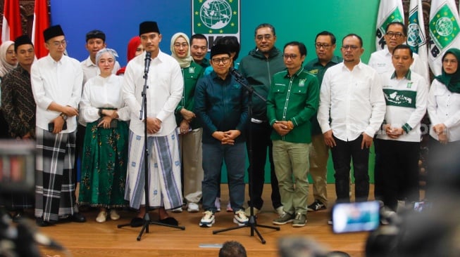 Ketua Umum PSi Kaesang Pangarep  bersama dengan Ketua Umum PKB Muhaimin Iskandar saat bertemu di Kantor DPP PKB, Jakarta, Selasa (6/8/2024). [Suara.com/Alfian Winanto]