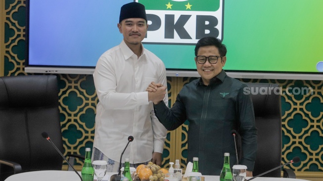 Ketua Umum PSI Kaesang Pangarep (kiri) berjabat tangan dengan Ketua Umum PKB Muhaimin Iskandar saat bertemu di Kantor DPP PKB, Jakarta, Selasa (6/8/2024). [Suara.com/Alfian Winanto]