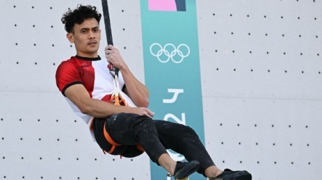 Veddriq Leonardo, atlet panjat tebing kebanggaan Indonesia, berhasil mengukir sejarah baru di ajang Olimpiade Paris 2024. (AFP)