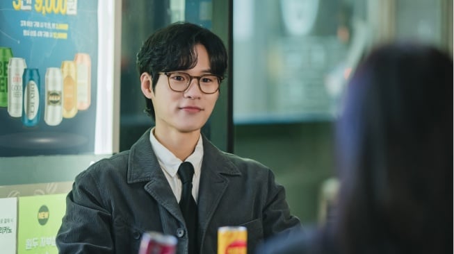 Berperan Jadi Jurnalis, Ini Detail Karakter Yun Ji On dalam Drama Korea Love Next Door