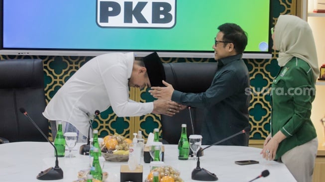 Ketua Umum PSi Kaesang Pangarep (kiri) bersalaman dengan Ketua Umum PKB Muhaimin Iskandar (kanan) saat bertemu di Kantor DPP PKB, Jakarta, Selasa (6/8/2024). [Suara.com/Alfian Winanto]