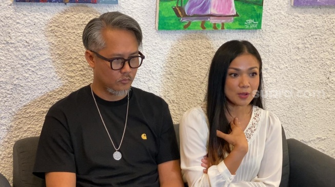 Nirina Zubir dan suami, Ernest Fardiyan Syarif menggelar konferensi pers terkait kasus mafia tanah di kawasan Kebayoran Baru, Jakarta Selatan, Selasa (6/8/2024). [Adiyoga Priyambodo/Suara.com]