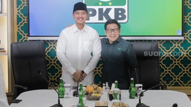 Ketua Umum PSI Kaesang Pangarep (kiri) bersama dengan Ketua Umum PKB Muhaimin Iskandar saat bertemu di Kantor DPP PKB, Jakarta, Selasa (6/8/2024). [Suara.com/Alfian Winanto]