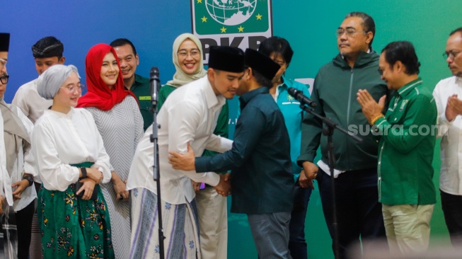 Ketua Umum PSi Kaesang Pangarep  berpelukan dengan Ketua Umum PKB Muhaimin Iskandar saat bertemu di Kantor DPP PKB, Jakarta, Selasa (6/8/2024). [Suara.com/Alfian Winanto]