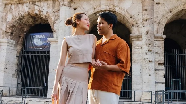 Thariq Halilintar dan Aaliyah Massaid di Colosseum, Roma. (Instagram/@photographer.in.rome)