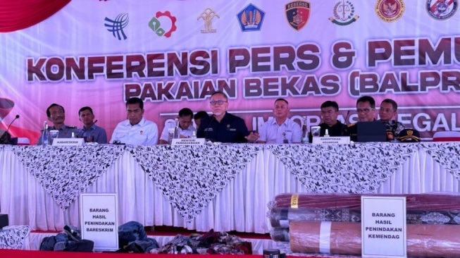 Menteri Perdagangan (Mendag) Zulkifli Hasan saat melakukan ekspos temuan Barang Bukti Hasil Pengawasan Terhadap Barang Tertentu yang Diberlakukan Tata Niaga Impor di Cikarang, Bekasi, Jawa Barat, Selasa (6/7/2024). (ANTARA/Maria Cicilia Galuh)