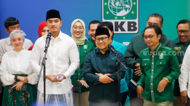 Ketua Umum PSi Kaesang Pangarep  bersama dengan Ketua Umum PKB Muhaimin Iskandar saat bertemu di Kantor DPP PKB, Jakarta, Selasa (6/8/2024). [Suara.com/Alfian Winanto]