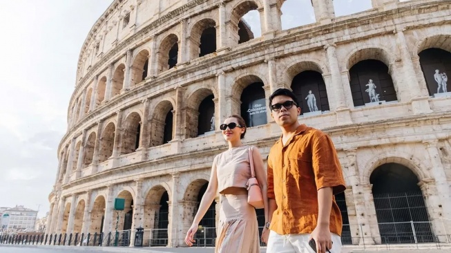 Thariq Halilintar dan Aaliyah Massaid di Colosseum, Roma. (Instagram/@photographer.in.rome)