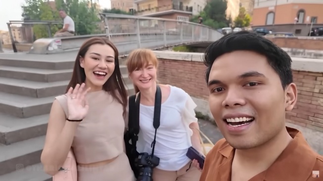 Potret Aaliyah Massaid dan Thariq Halilintar bersama fotografer di Roma, Italia (YouTube/Thariq Halilintar)