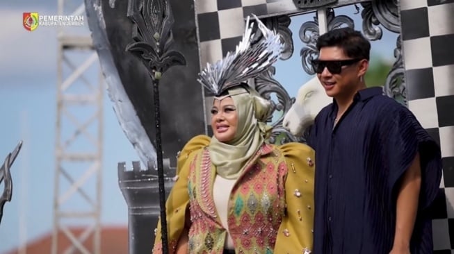 Gaya Artis di Jember Fashion Carnaval 2024 (Instagram/@dinas_kominfo_kab_jember) 