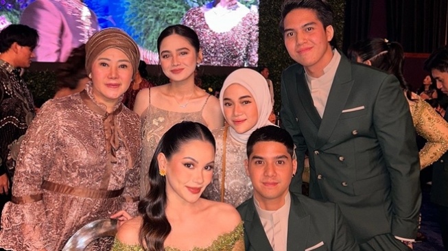 Gaya Pacaran El Rumi dan Syifa Hadju (instagram/@elsyifa_pages)