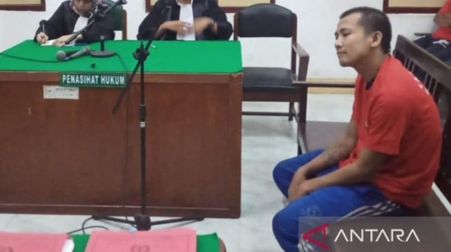 Terdakwa Wem Pratama saat mendengarkan dakwaan dari JPU Kejari Medan, di ruang sidang Cakra VIII, PN Medan, Selasa (6/8/2024). (ANTARA/Aris Rinaldi Nasution)