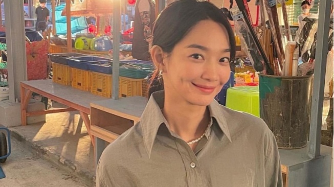 4 Ide OOTD Simpel ala Shin Min-a, Sontek Gaya Kasual Nan Anggun Ini!