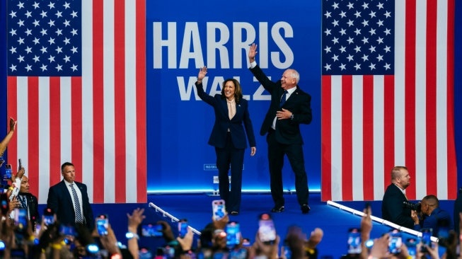 Calon Presiden dari Partai Demokrat, Kamala Harris, bersama dengan pasangannya Tim Walz (Foto:Reuters)