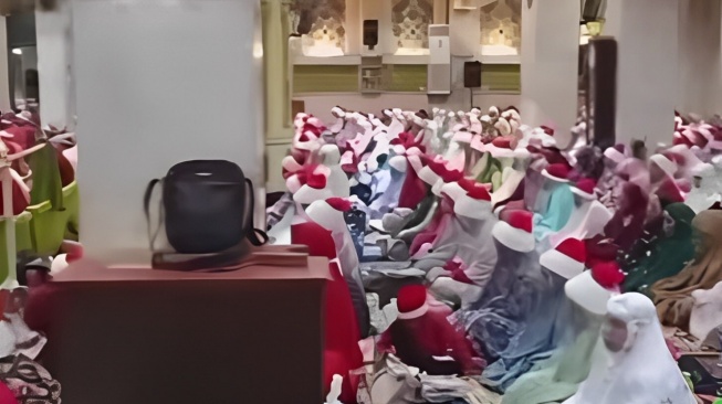 Viral Jamaah Masjid Agung Ciamis Kenakan Topi Merah Putih Mirip Santa, Ini Sejarahnya