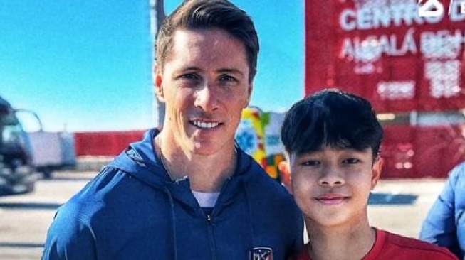 Miroslav Fernando [kiri] bersama eks striker Liverpool Fernando Torres [Instagram @transfer.bola]