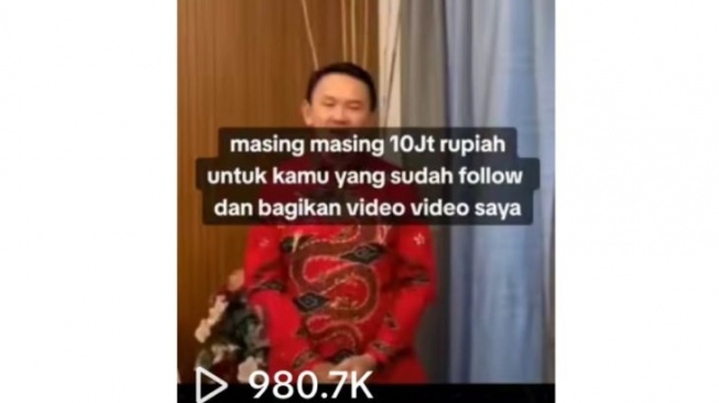 Video hoaks Basuki Tjahaja Purnama (Ahok) bagi-bagi uang. [Dok.Antara]