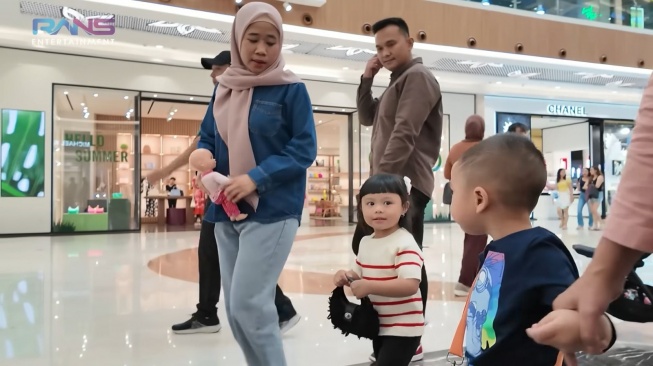 Potret Ameena saat jalan bareng dengan Rayyanza di mal (YouTube/Rans Entertainment)