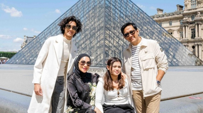 Keluarga Andre Taulany liburan di Paris. (Instagram/@erintaulany)