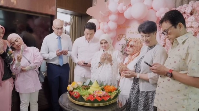 Potret Syahrini, Reino Barack, dan keluarga potong tumpeng (Instagram/princessyahrini)