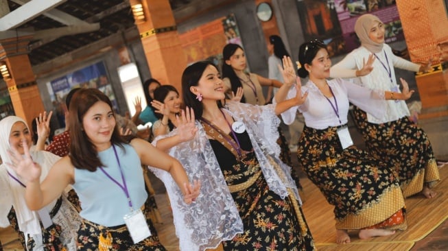 Cara Kreatif Mengajak Perempuan Gen Z Semakin Bersinar dan Cinta Budaya Lokal