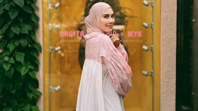 Pesona Syahnaz Sadiqah Pakai Hijab (instagram/syahnazs)