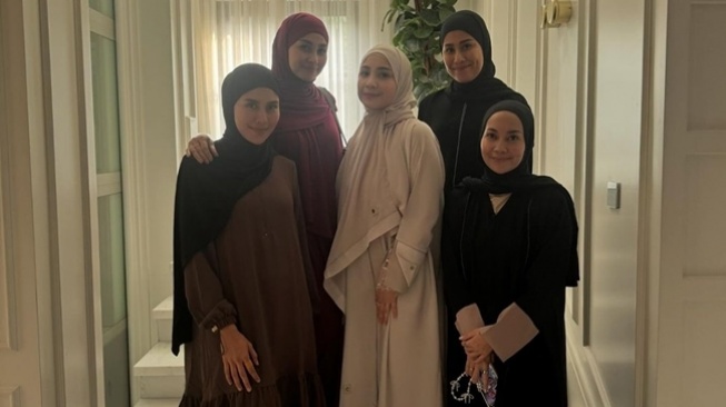Pesona Syahnaz Sadiqah Pakai Hijab (instagram/syahnazs)