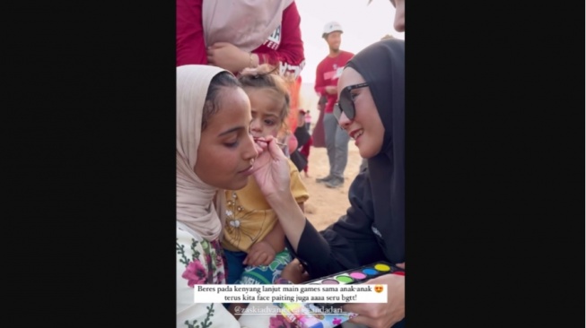 Zaskia Adya Mecca dan anak-anak Palestina (Instagram/zaskiadyamecca)