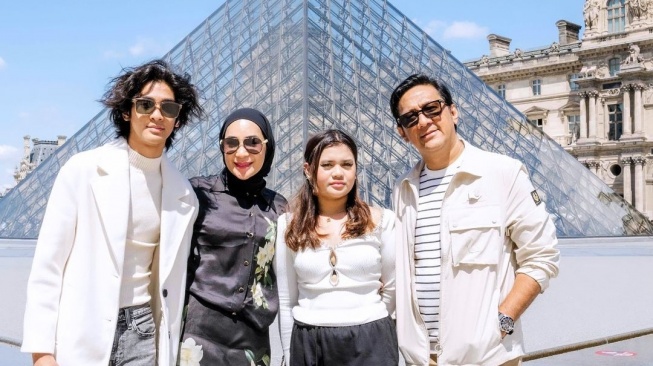 Keluarga Andre Taulany liburan di Paris. (Instagram/@erintaulany)