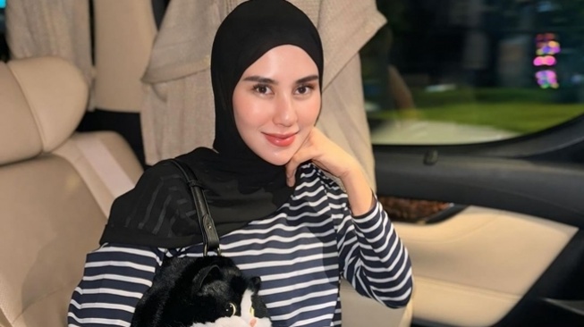 Pesona Syahnaz Sadiqah Pakai Hijab (instagram/syahnazs)